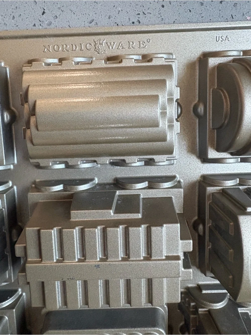 Nordic ware train cake pan mold 5 cups cast aluminum